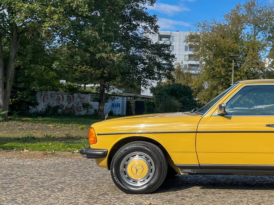 Image 27/139 of Mercedes-Benz 240 D (1978)