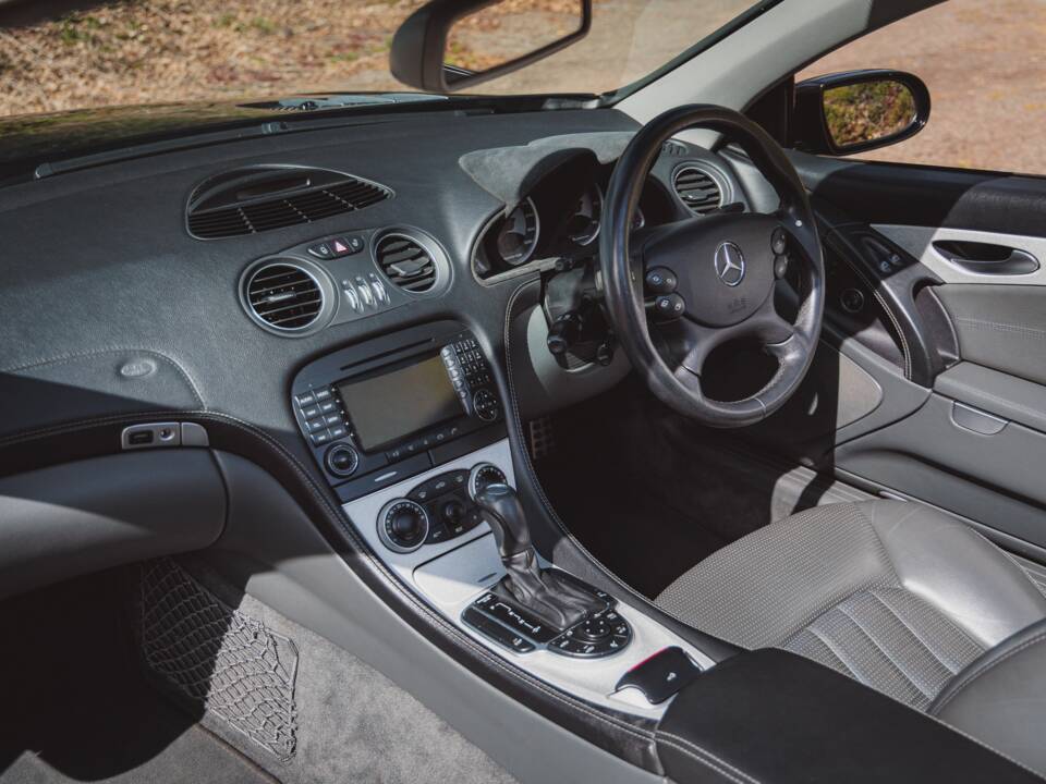 Afbeelding 25/29 van Mercedes-Benz SL 55 AMG (2004)