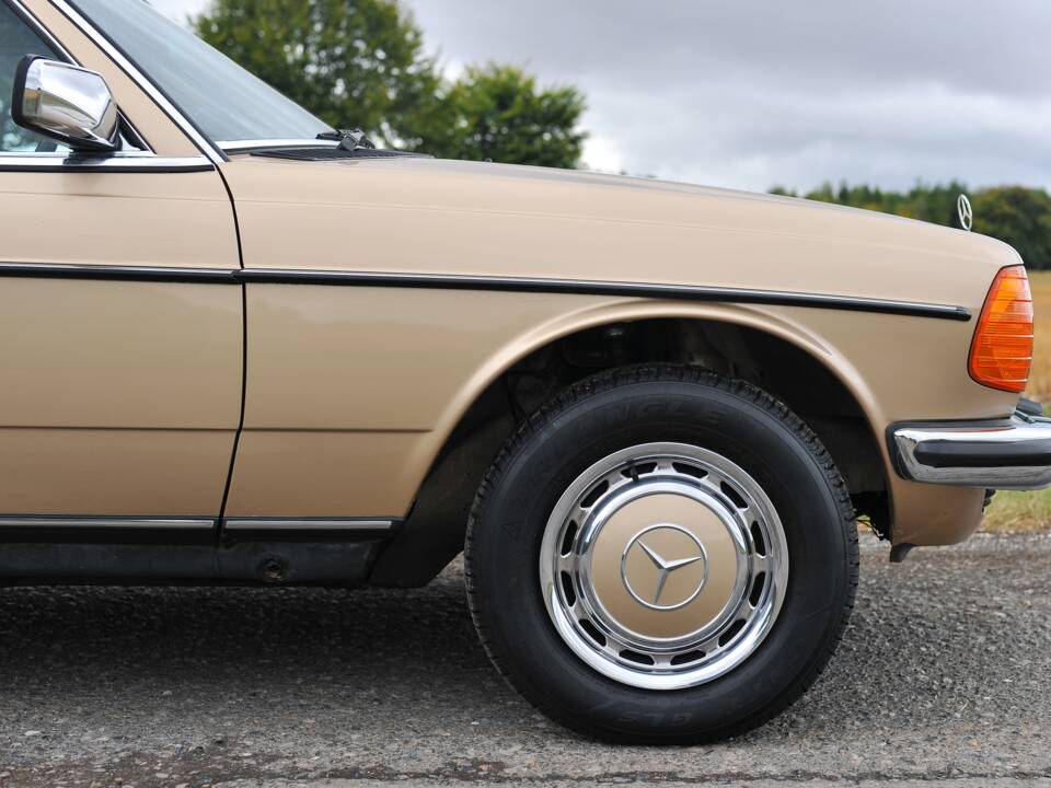 Image 15/33 of Mercedes-Benz 230 CE (1985)