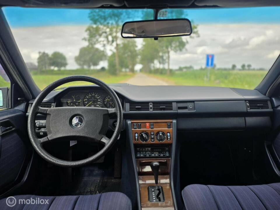 Afbeelding 22/42 van Mercedes-Benz 300 E (1986)