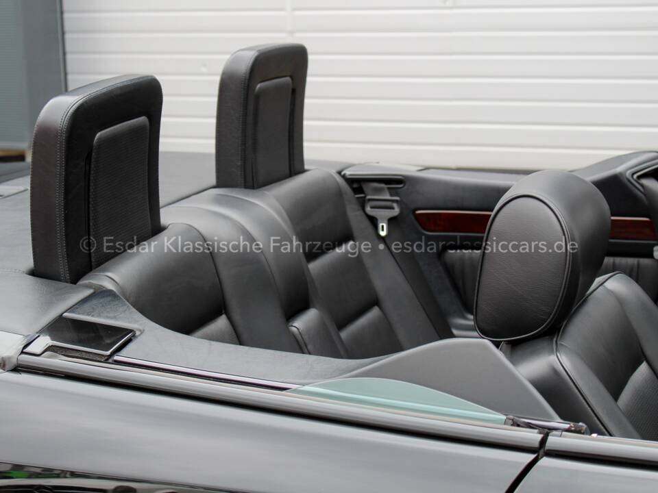 Image 32/33 of Mercedes-Benz E 200 (1994)
