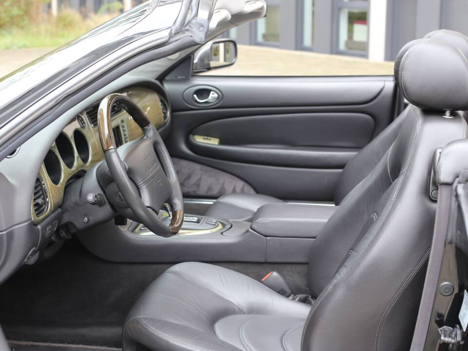 Immagine 21/45 di Jaguar XKR (2001)