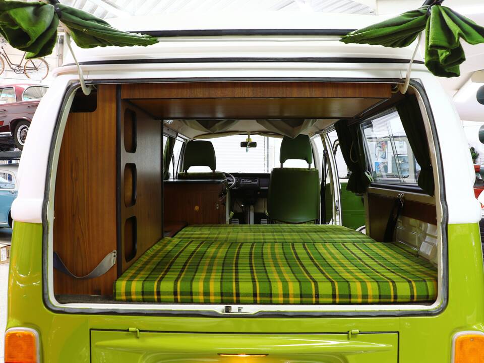 Image 22/25 de Volkswagen T2b Camper (1979)