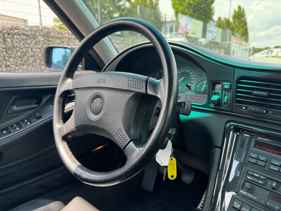 Image 18/37 of BMW 850i (1991)