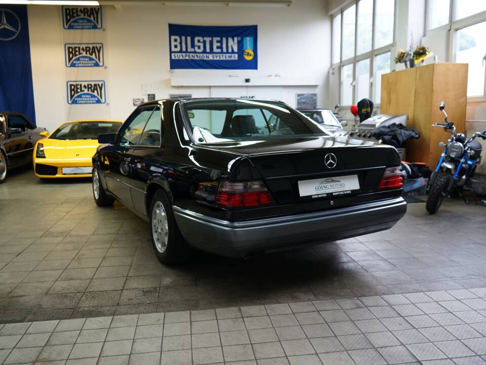 Bild 10/35 von Mercedes-Benz E 320 (1993)