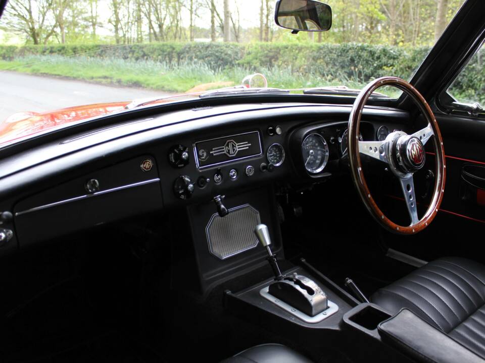 Image 10/16 of MG MGC GT (1968)