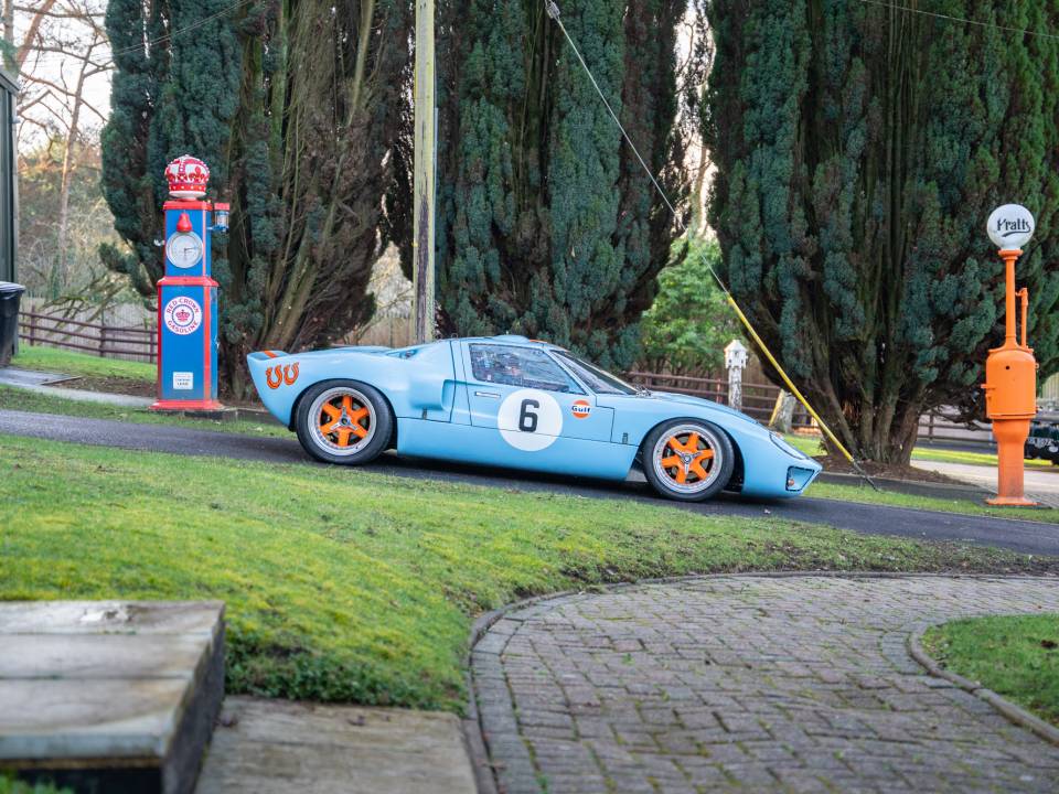 Image 4/32 of Ford GT40 (1965)