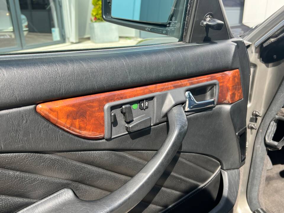 Bild 30/33 von Mercedes-Benz 560 SEC (1991)