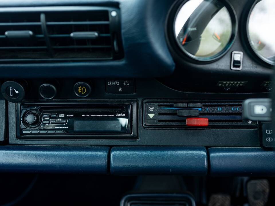 Image 46/50 of Porsche 911 Carrera 3.2 (1985)