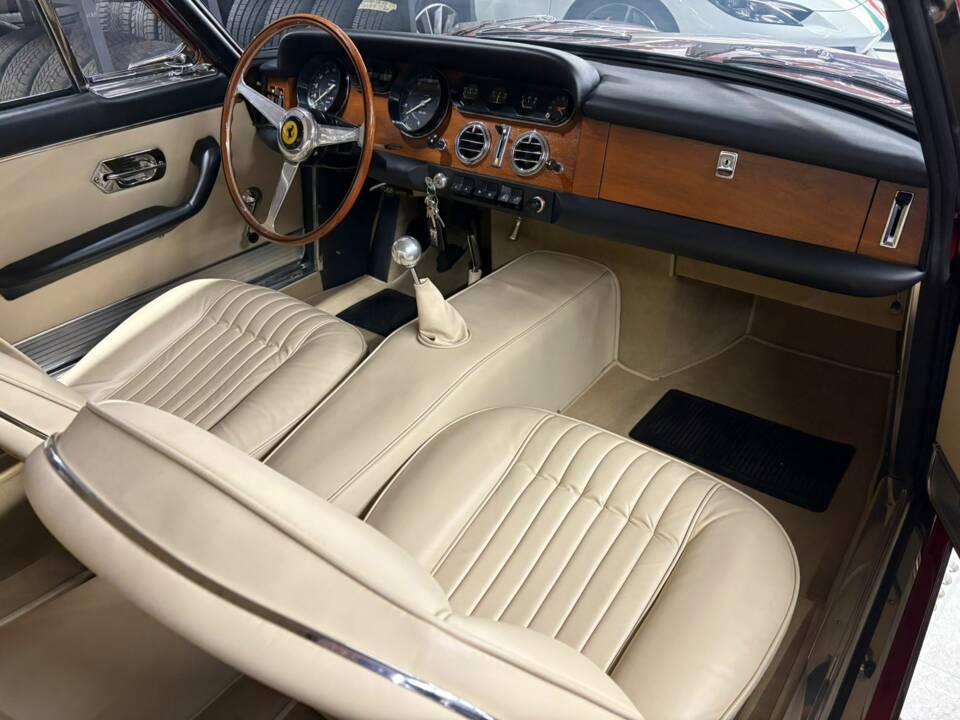 Image 41/50 of Ferrari 330 GT 2+2 (1965)