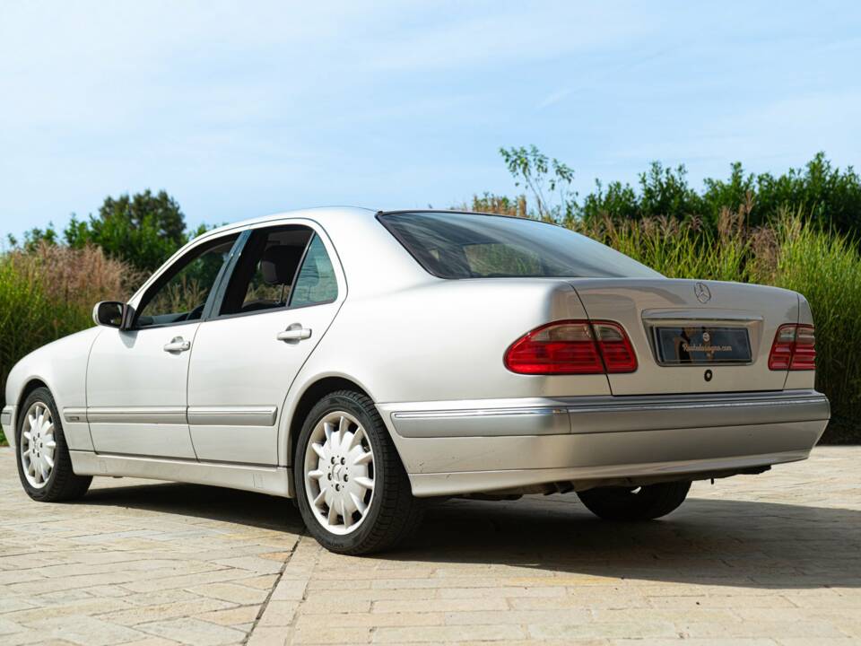 Image 7/50 of Mercedes-Benz E 430 (2000)