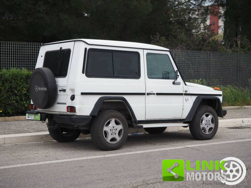 Image 2/10 of Mercedes-Benz 240 GD (SWB) (1985)