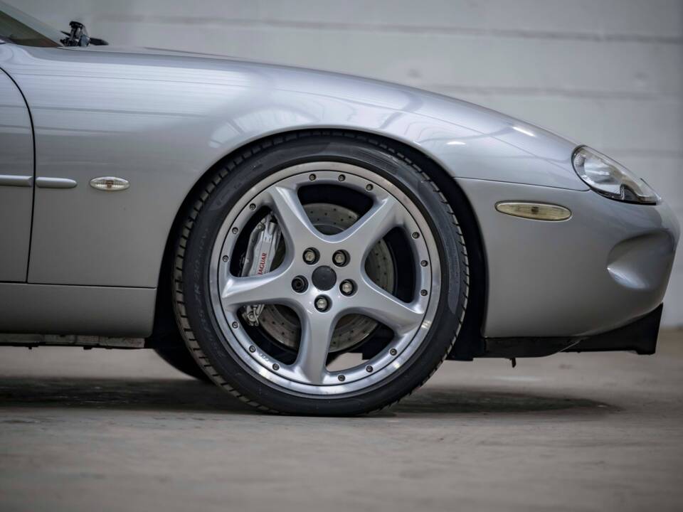 Image 7/8 of Jaguar XKR &quot;Silverstone&quot; (2000)