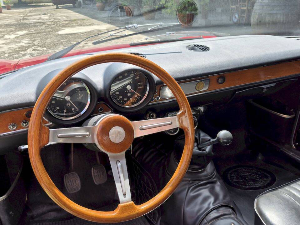 Image 23/50 de Alfa Romeo Giulia GT 1300 Junior (1971)