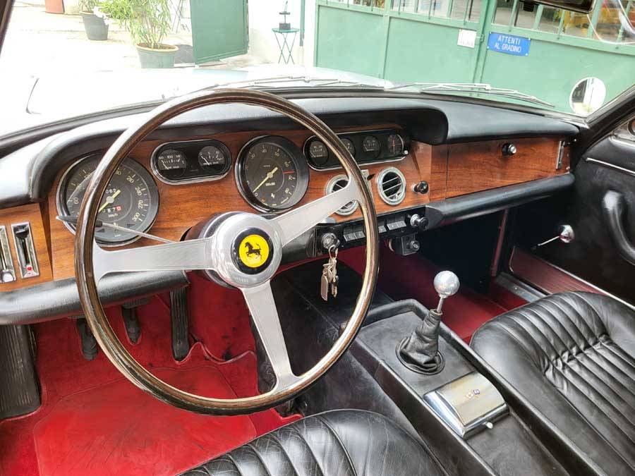 Image 17/33 de Ferrari 330 GT 2+2 (1964)