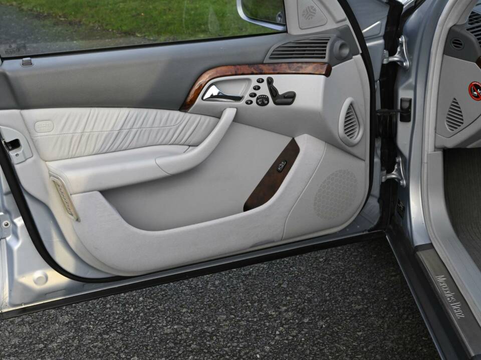 Image 45/50 de Mercedes-Benz S 500 L (2001)