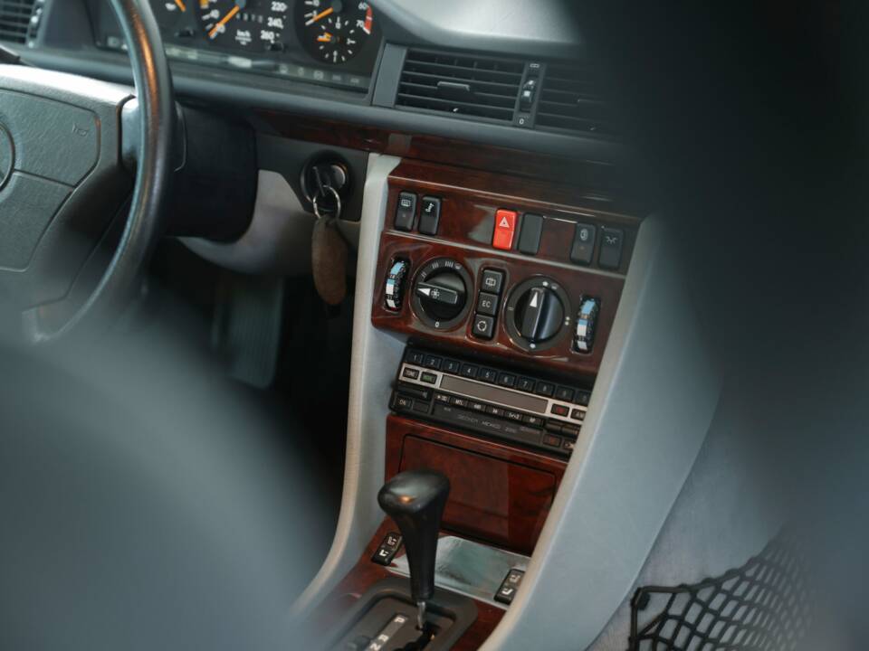 Bild 31/50 von Mercedes-Benz 500 E (1993)