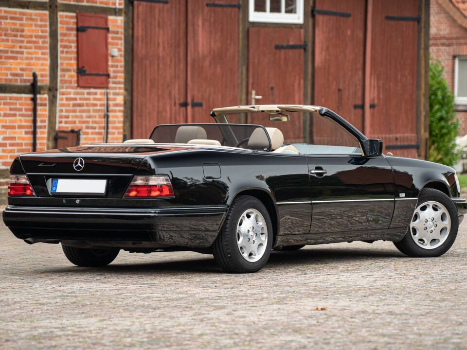 Image 16/83 de Mercedes-Benz E 220 (1996)