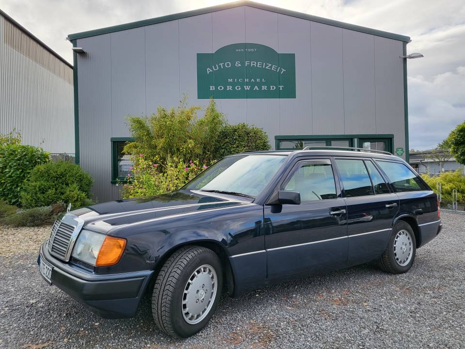 Image 9/47 of Mercedes-Benz 220 TE (1993)