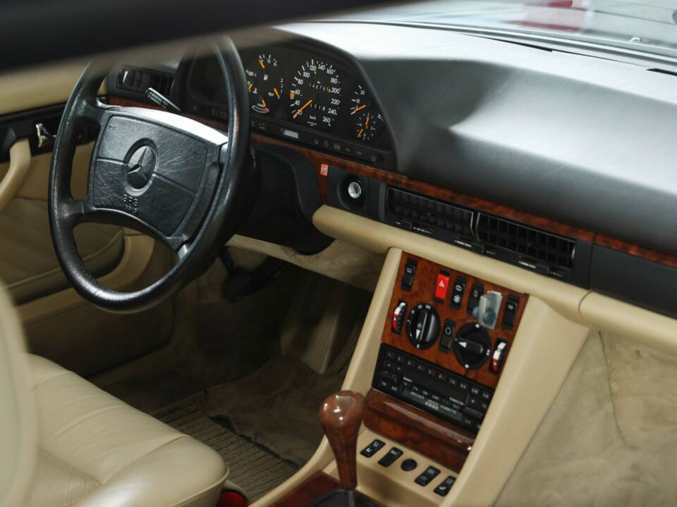 Image 20/39 of Mercedes-Benz 560 SEC (1990)