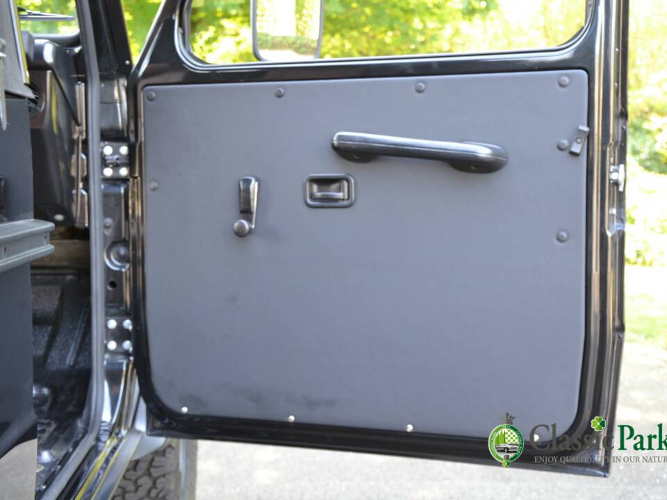 Immagine 18/49 di Mercedes-Benz 230 GE (lang) (1991)