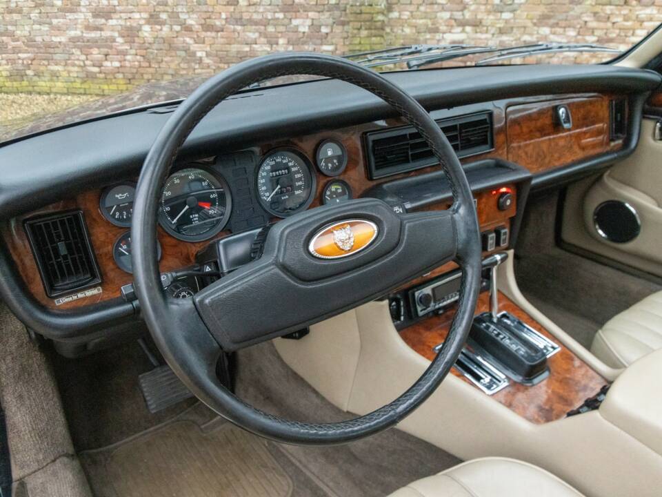 Image 35/50 of Jaguar XJ 12 (1987)