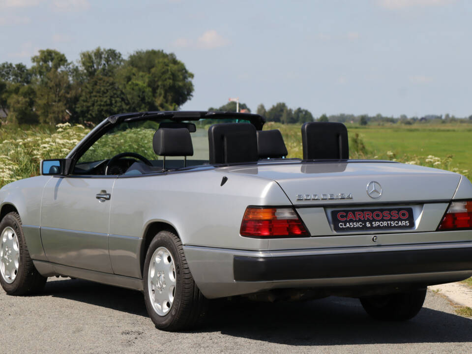 Image 11/39 de Mercedes-Benz 300 CE-24 (1992)