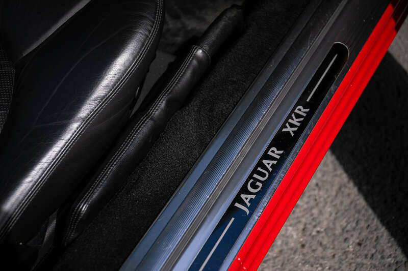 Image 25/33 of Jaguar XK8 4.0 (1999)