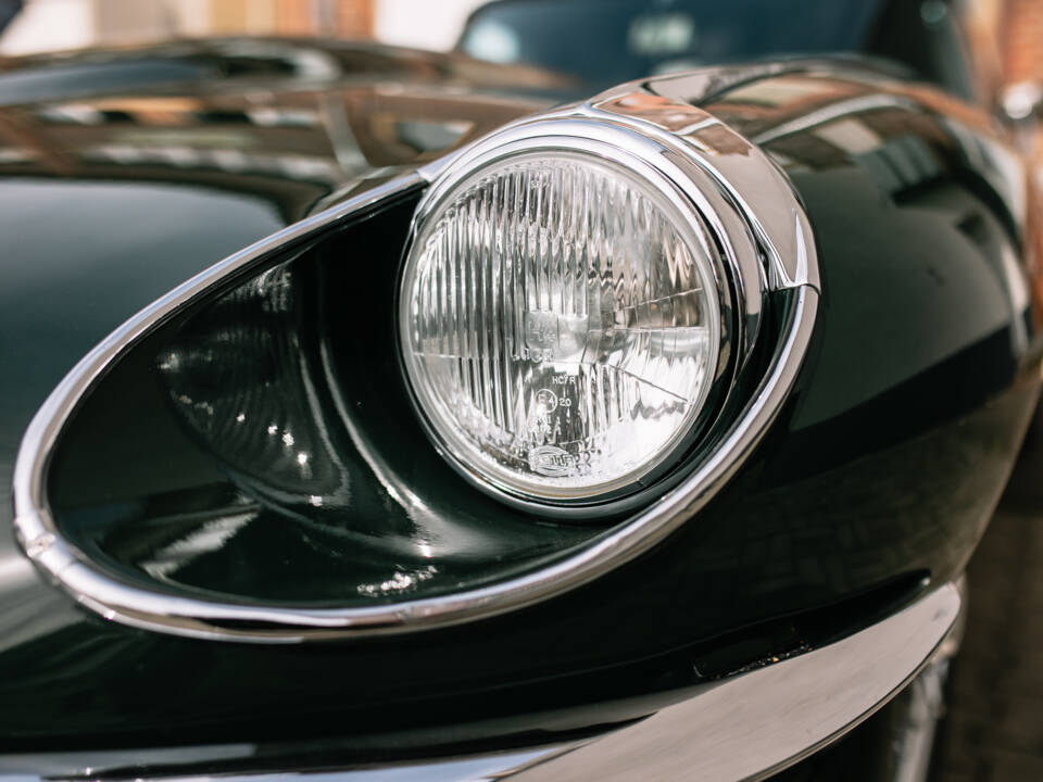 Image 15/63 de Jaguar E-Type (1969)