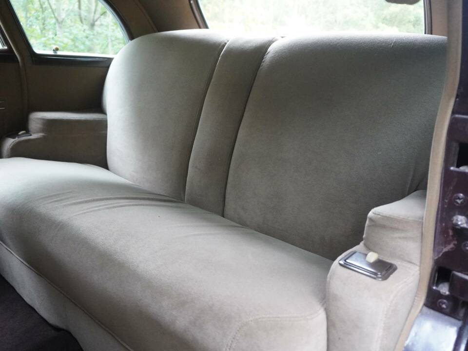 Image 14/20 of Buick 60 Century (1940)