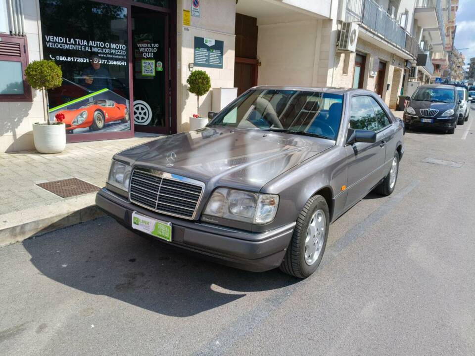 Image 20/35 of Mercedes-Benz E 200 (1995)