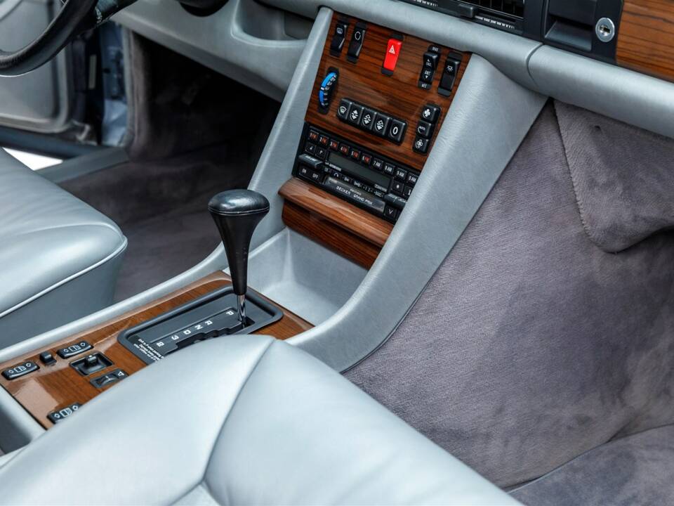 Image 10/19 of Mercedes-Benz 300 SE (1990)