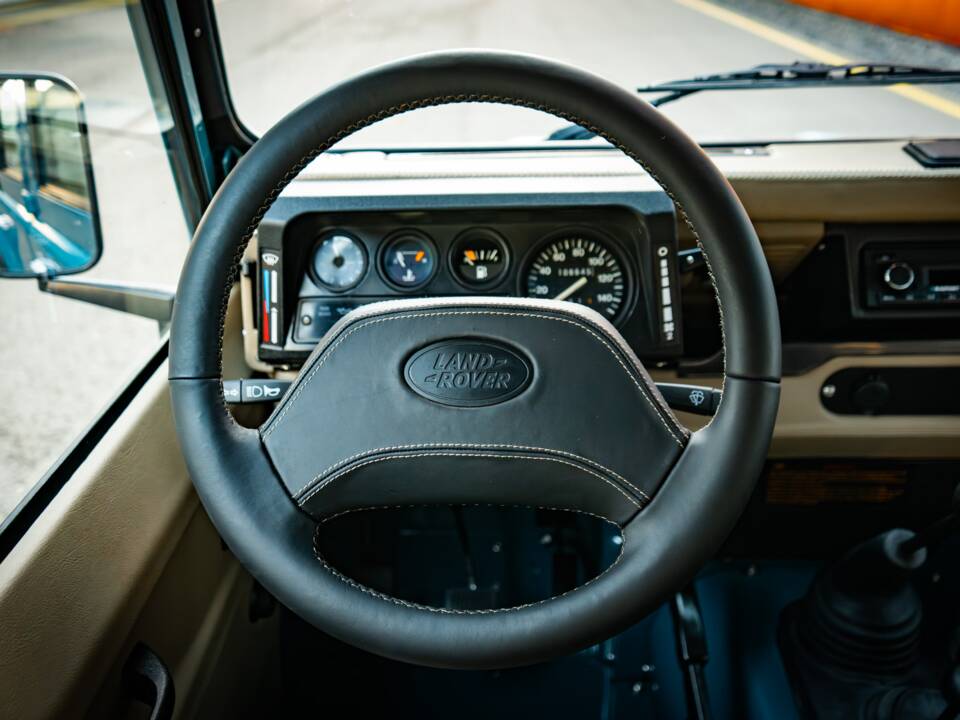 Bild 18/32 von Land Rover Defender 110 300Tdi (1997)