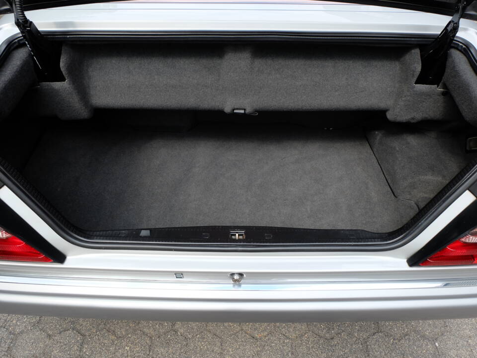 Image 57/69 of Mercedes-Benz E 320 (1994)