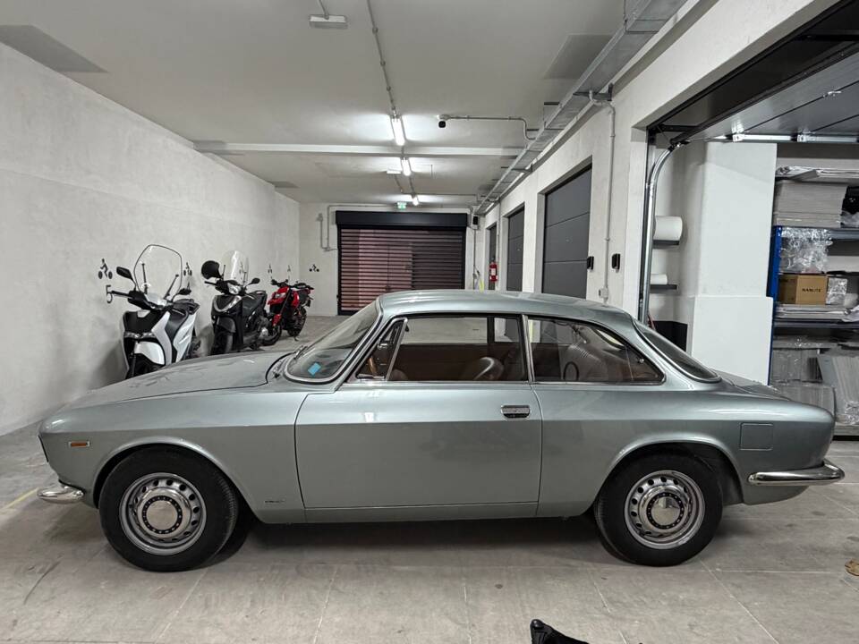 Image 16/18 of Alfa Romeo Giulia GT 1300 Junior (1968)