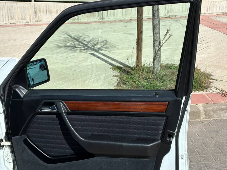 Immagine 18/33 di Mercedes-Benz 230 E (1992)