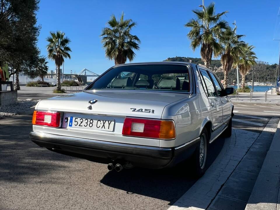 Image 12/36 of BMW 745i (1985)