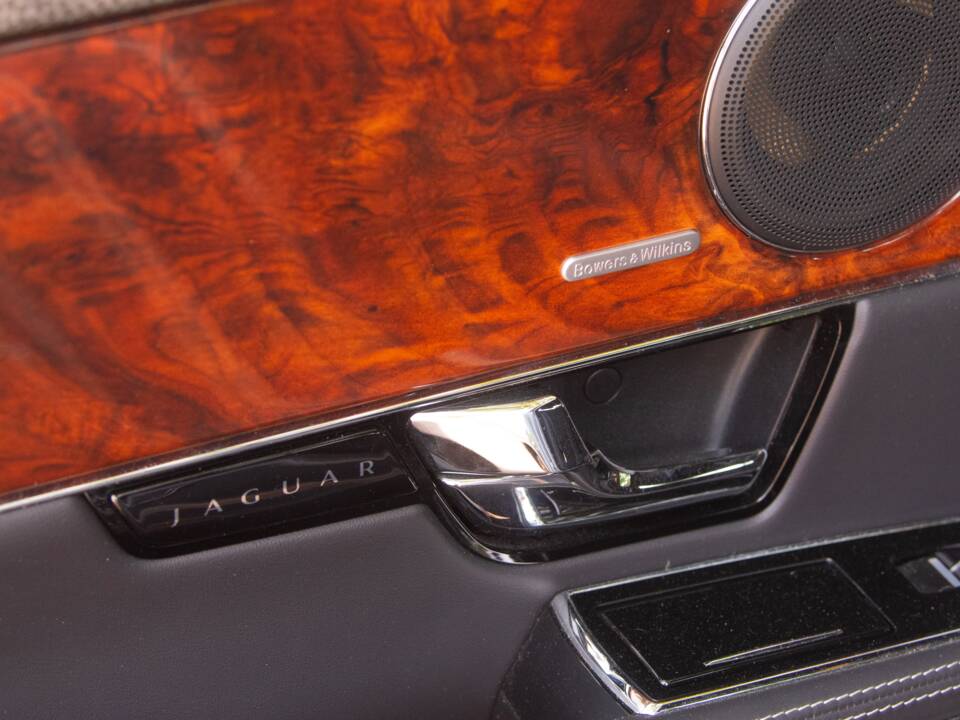 Image 33/50 of Jaguar XJ 5.0 (2011)