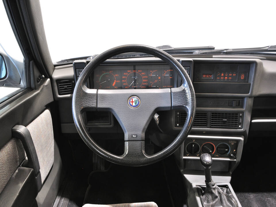 Bild 22/30 von Alfa Romeo 75 2.0 Twin Spark (1988)