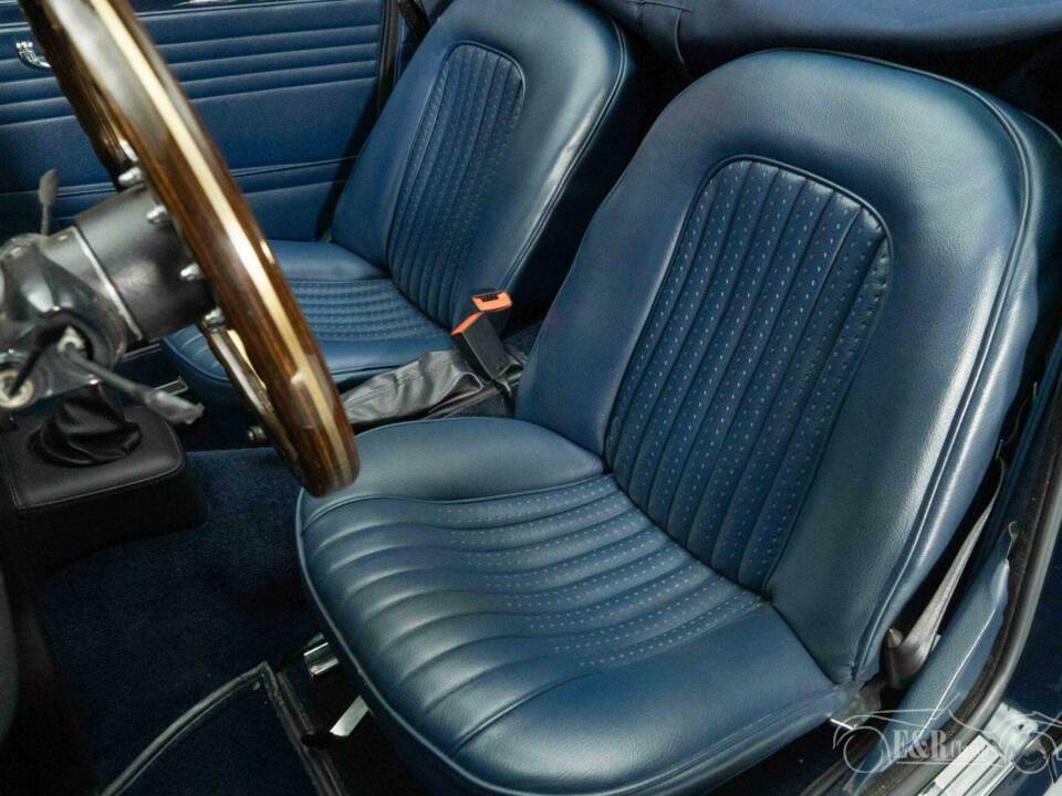 Image 14/19 of Triumph TR 250 (1968)