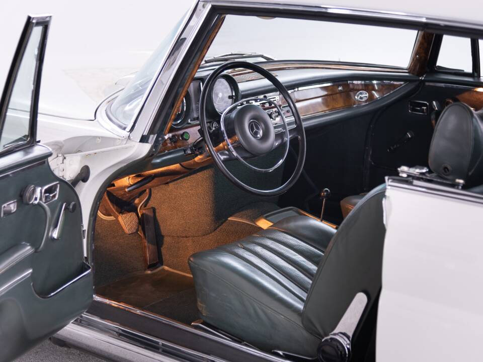 Bild 26/39 von Mercedes-Benz 280 SE 3,5 (1970)