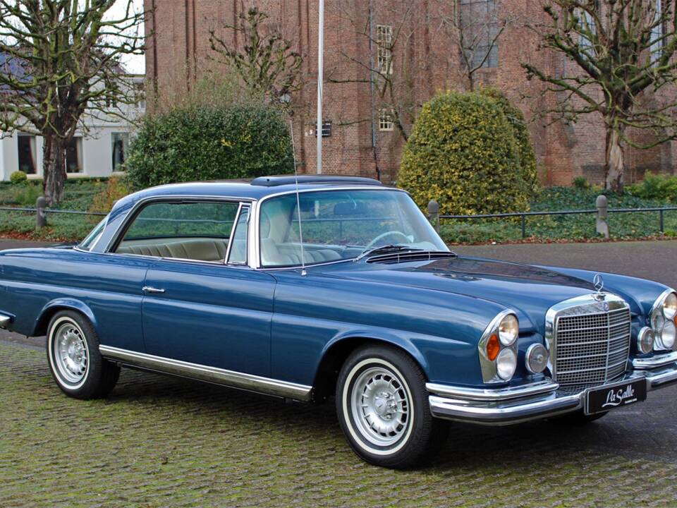 Image 3/27 de Mercedes-Benz 280 SE 3,5 (1971)