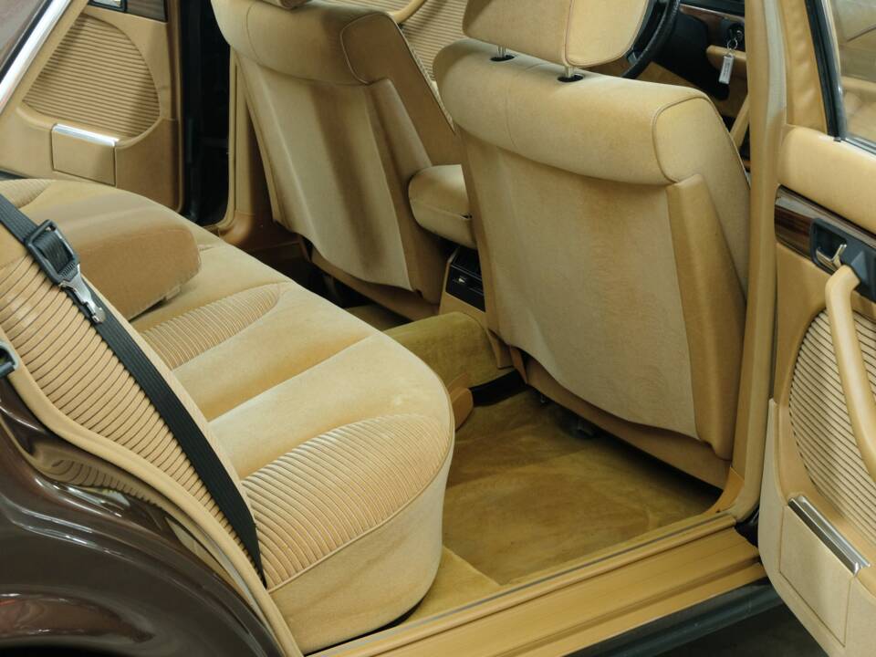 Bild 24/50 von Mercedes-Benz 280 SEL (1983)