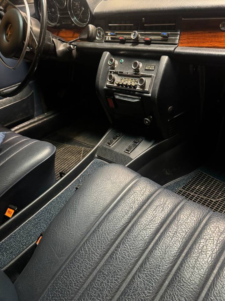 Image 16/32 of Mercedes-Benz 250 C (1972)