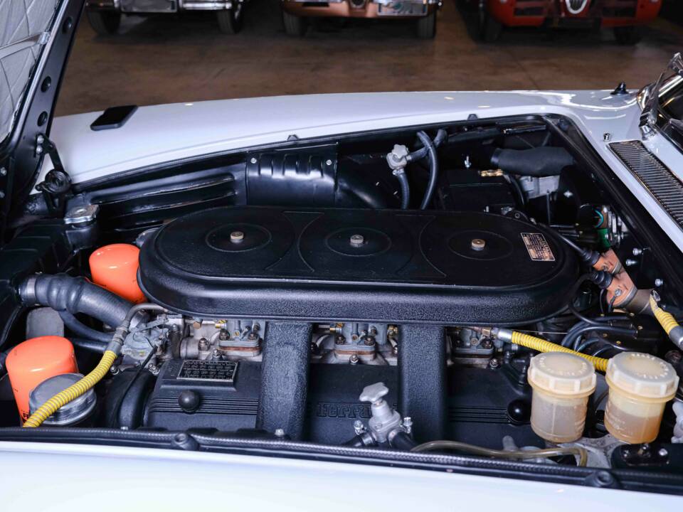 Image 33/36 of Ferrari 330 GT 2+2 (1964)