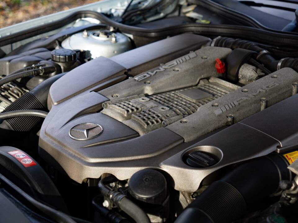 Image 37/45 of Mercedes-Benz SL 55 AMG (2004)
