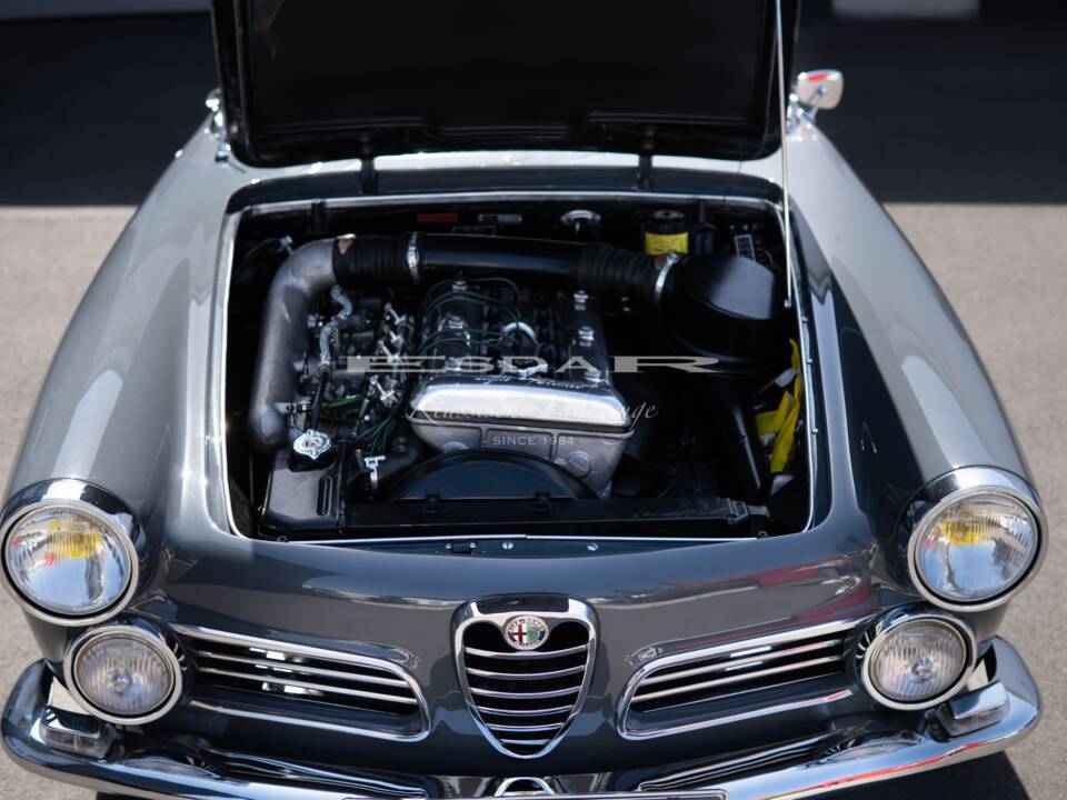 Image 30/31 of Alfa Romeo 2600 Spider (1963)