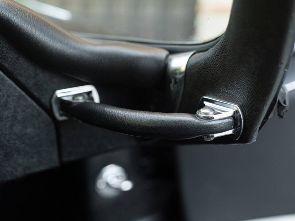 Image 33/50 de Jaguar E-Type (1968)
