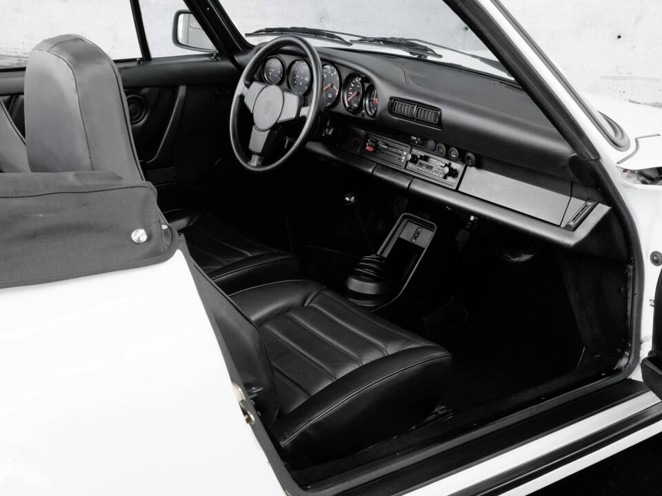 Image 26/46 de Porsche 911 Carrera 3.2 (1984)