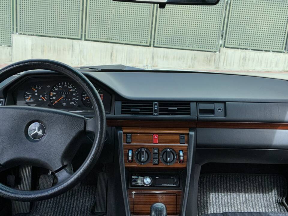 Immagine 10/33 di Mercedes-Benz 230 E (1992)